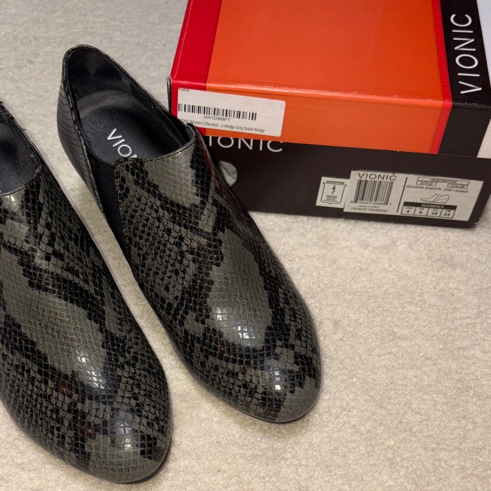 NWOT Vionic Women’s Black and Gray Snake Pattern Wedges Size 8